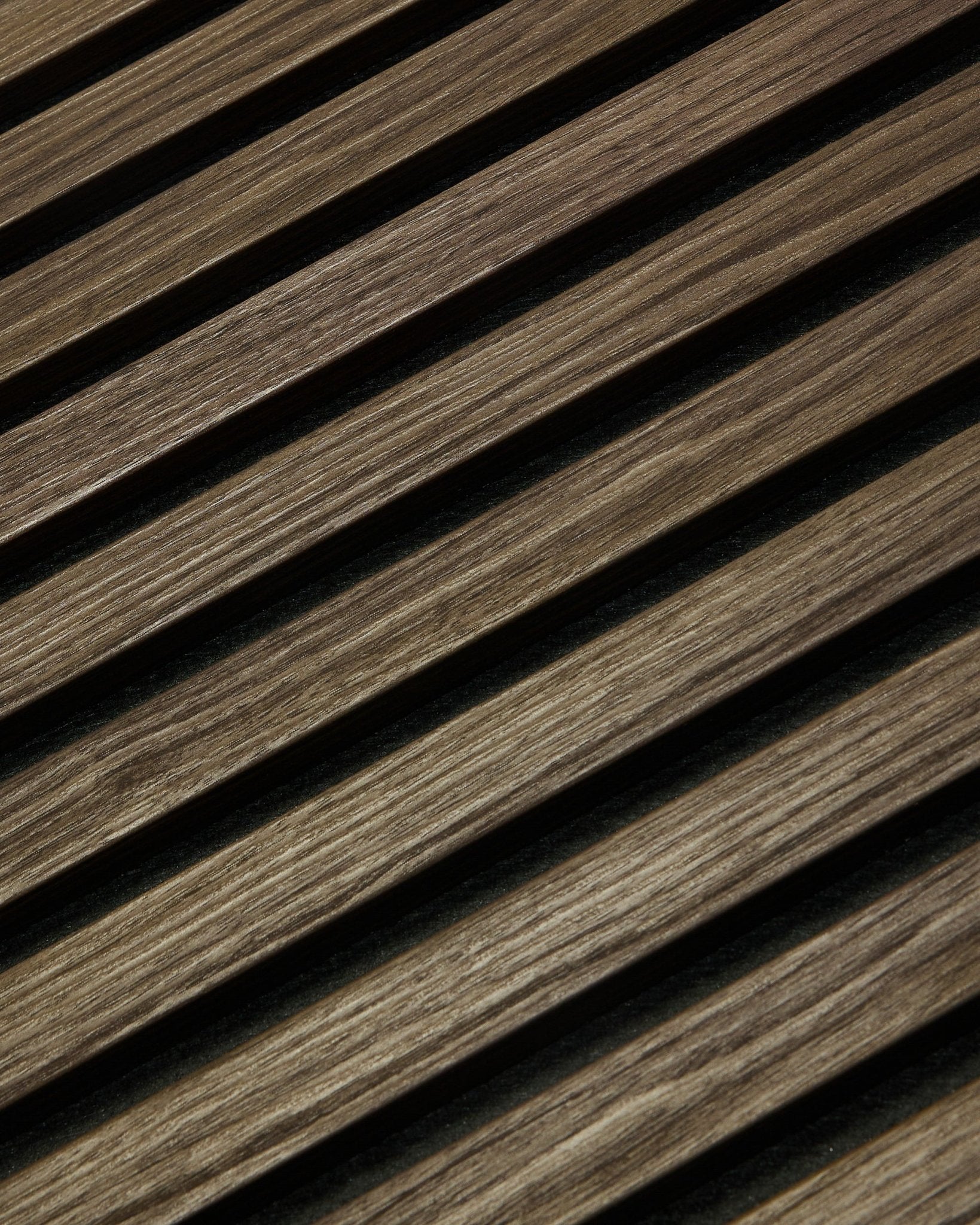 Nærbilde av WoodUpp Essential Akupanel i Black Oak, 240 x 60 cm, med diagonale trespiler med synlig årestruktur, utformet for forbedret akustikk.